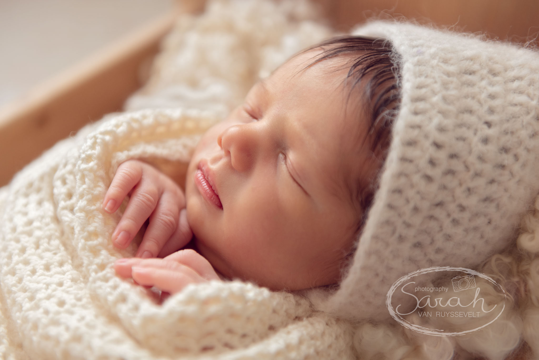 close-up handen van pasgeboren baby, Sarah Van Ruyssevelt Photography