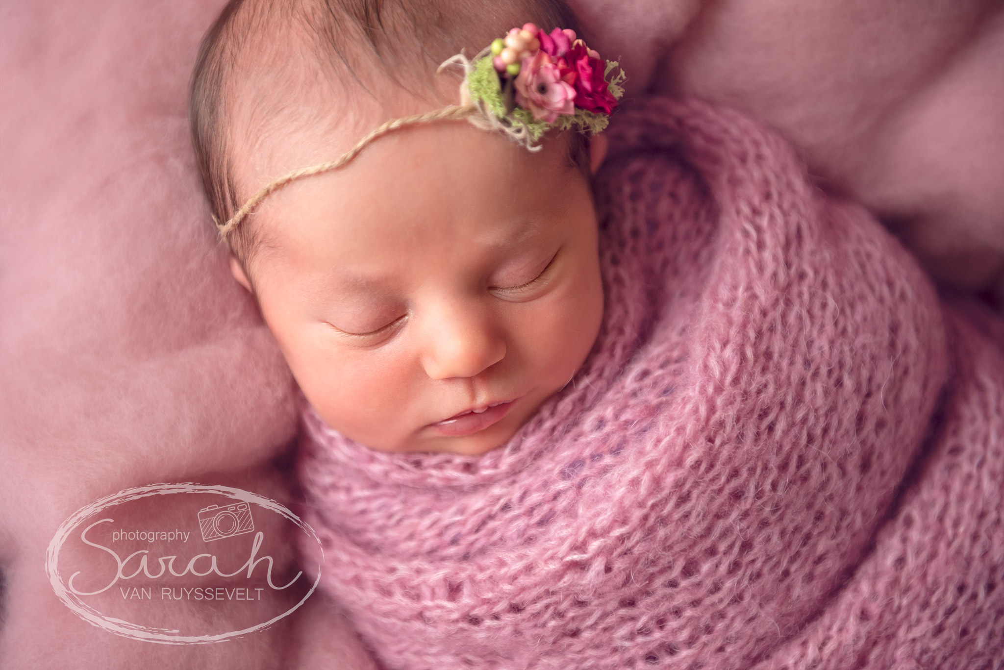 newborn meisje in het roze, Sarah Van Ruyssevelt Photography