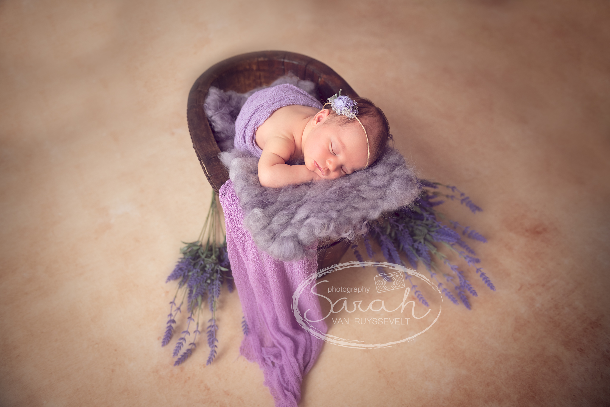pasgeboren meisje in prop, Sarah Van Ruyssevelt Photography