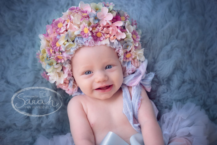 Sitter meisje, baby, 5 maand, babyportret met flowerbonnet, Sarah Van Ruyssevelt Photography