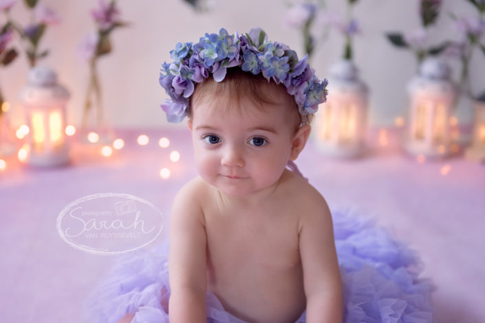 Sitter meisje, paarse thema setting, baby, 10 maand, babyportret met flowercrown, bloemenkrans, Sarah Van Ruyssevelt Photography