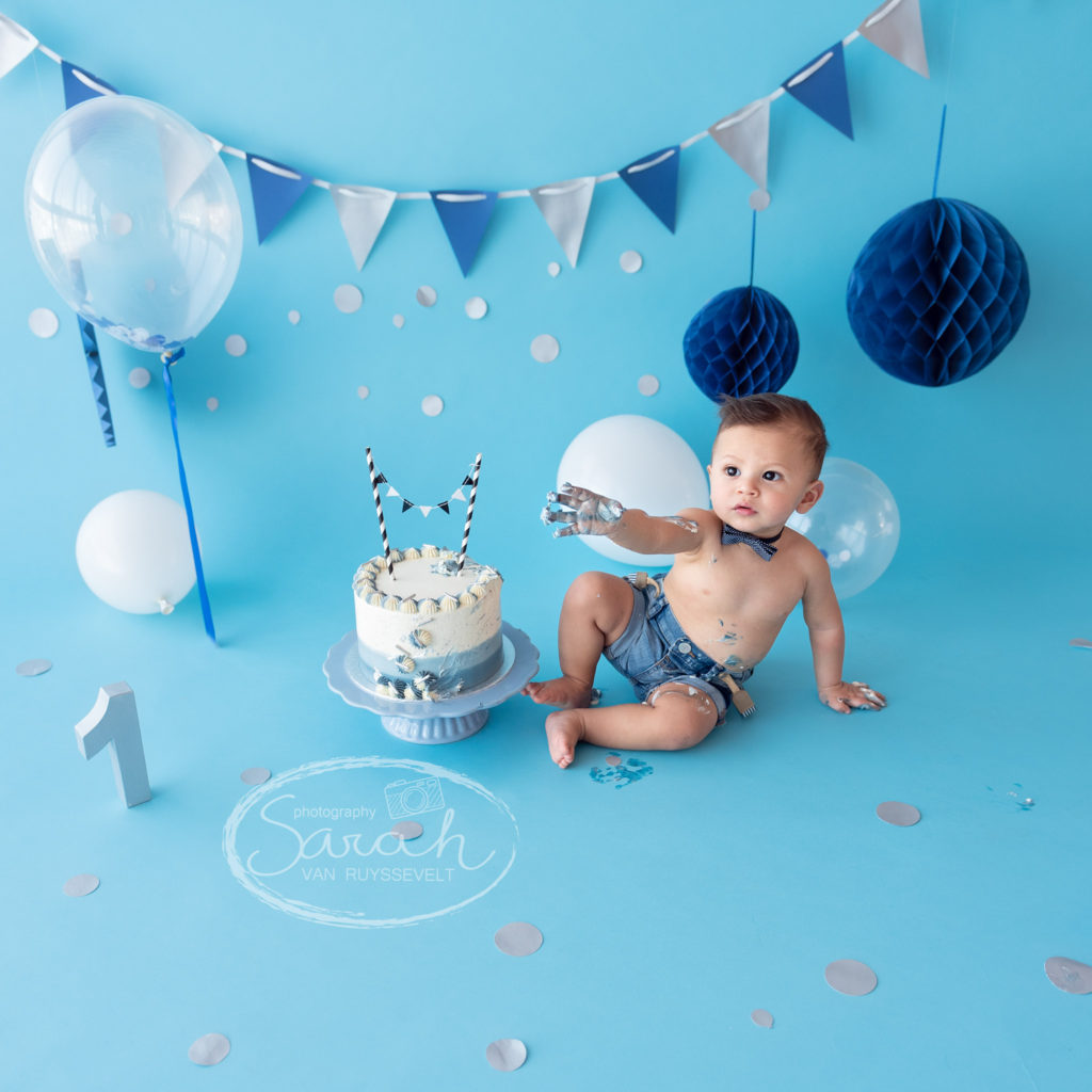 eerste verjaardag, taart, cakesmash, blauwe achtergrond, jongen