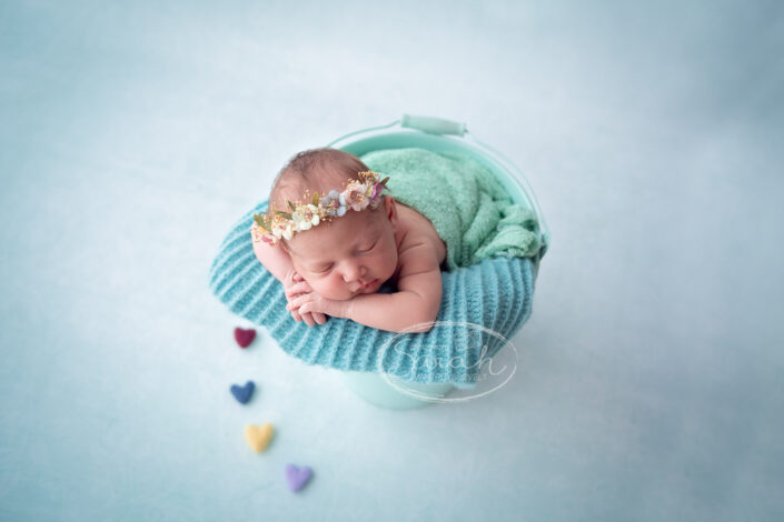 newborn regenboog meisje in emmer, newborn baby