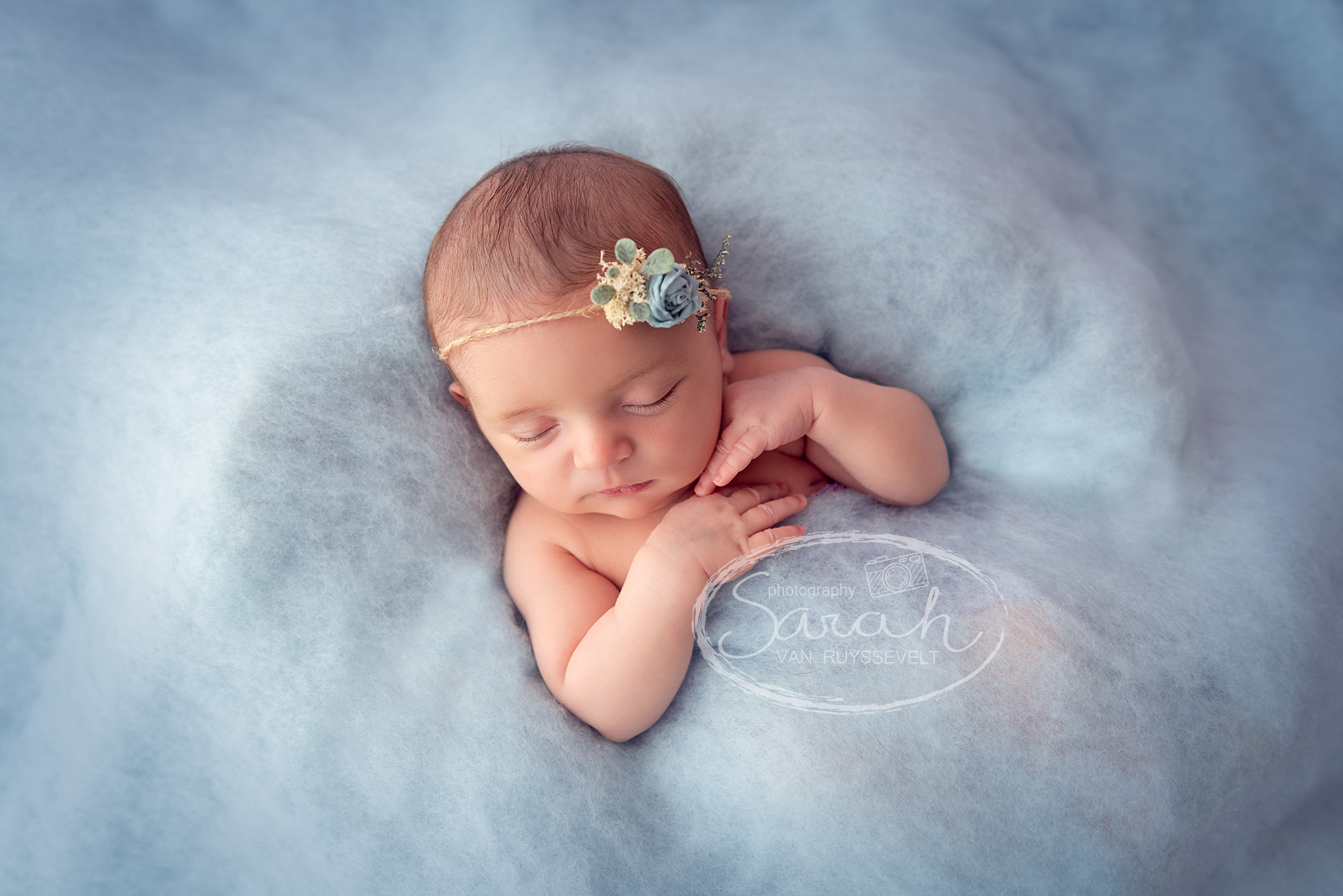 Newborn fotografie Antwerpen met blauw haarbandje