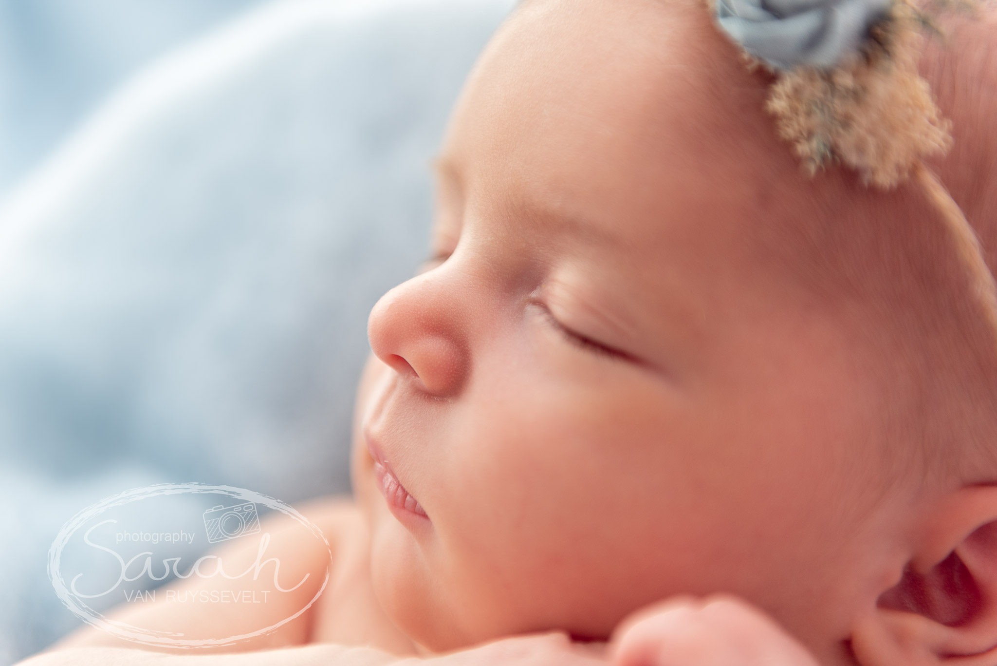 newborn meisje in blauwe setting, new born fotoshoot Leuven, pasgeboren baby