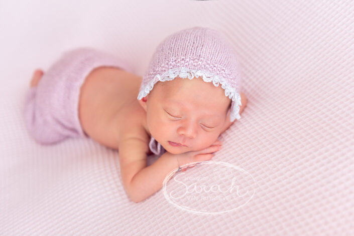 newborn roze setting, newborn baby, pasgeboren baby, bonnet