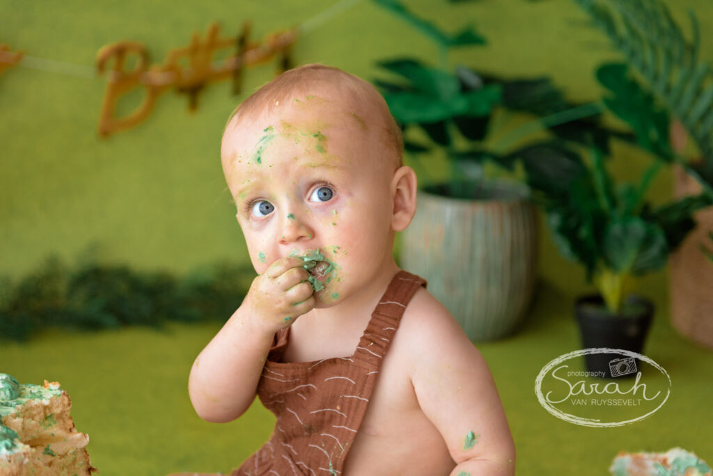 baby viert eerste verjaardag met taart, baby eet taart, cakesmash, Sarah Van Ruyssevelt Photography, smashcake