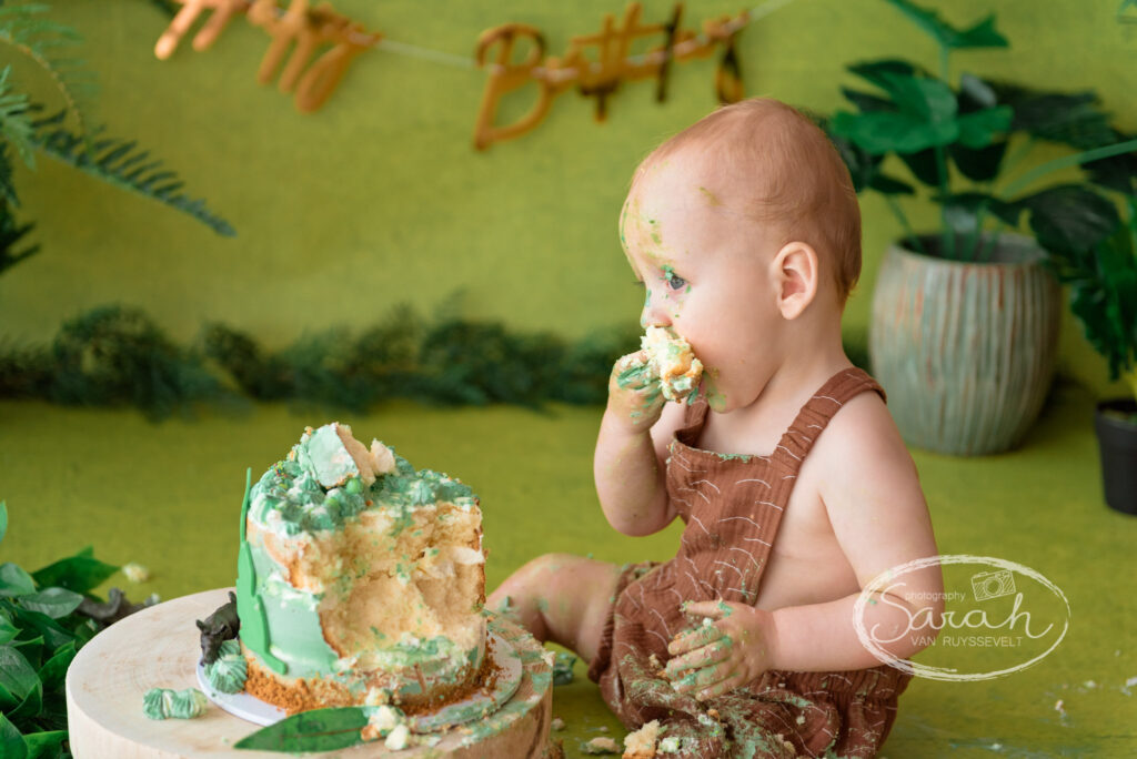 baby viert eerste verjaardag met taart, baby eet taart, cakesmash, Sarah Van Ruyssevelt Photography, smashcake
