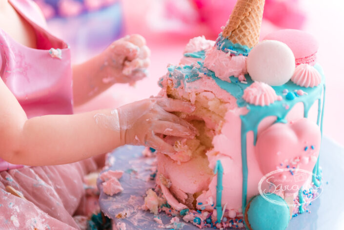 eerste verjaardagstaart, smashcake, cake smash fotosessie, fotoshoot, Sarah Van Ruyssevelt Photography, cakesmash fotografie
