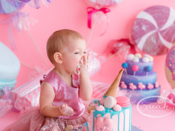 baby viert eerste verjaardag met taart, baby eet taart,smashcake, cakesmash fotografie