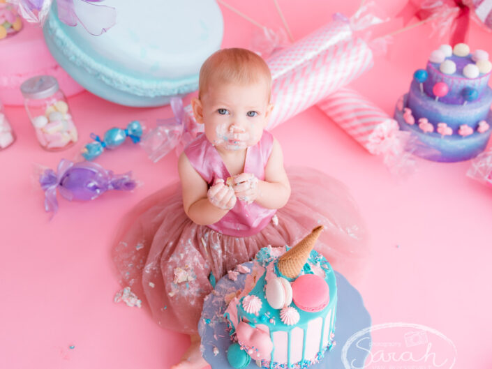 baby viert eerste verjaardag met taart, baby eet taart,smashcake, cakesmash fotografie