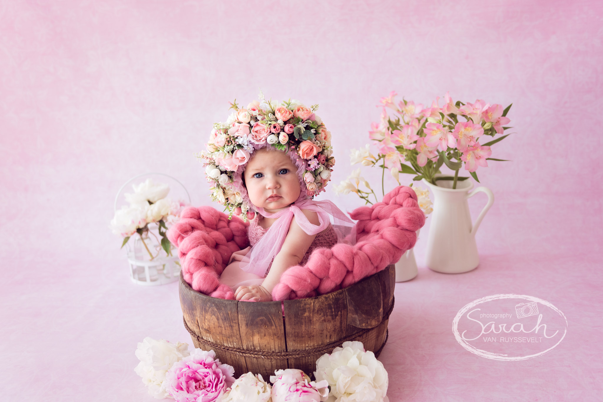 baby fotosessie, babyfotografie, baby fotograaf, baby met bloemenbonnet in roze setting