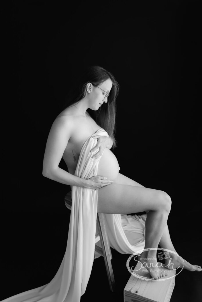 zwangerschapsfotosessie, bolle buik, zwangerschapsfotografie, in verwachting, fine art, naakt