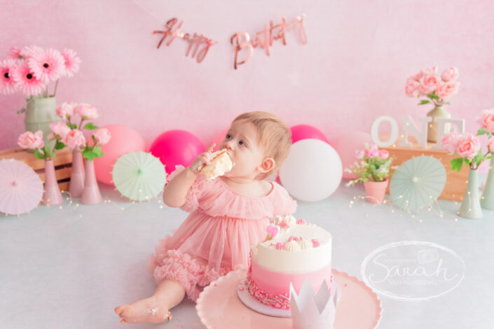 Cakesmash, feestje voor 1 jarige, ik bijt in taart, taartsmash, eerste stukje taart, Sarah Van Ruyssevelt Photography
