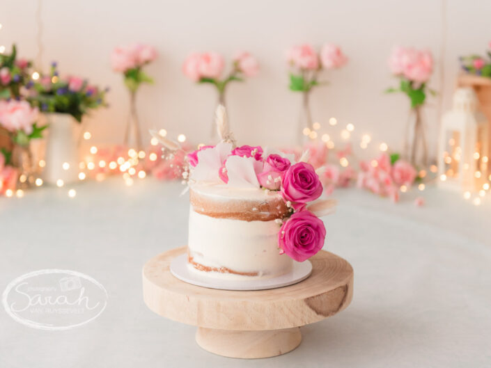 eerste verjaardagstaart, eerste verjaardag,Cake Smash fotografie, feestje voor 1 jarige, ik bijt in taart, taartsmash, eerste stukje taart, Sarah Van Ruyssevelt Photography