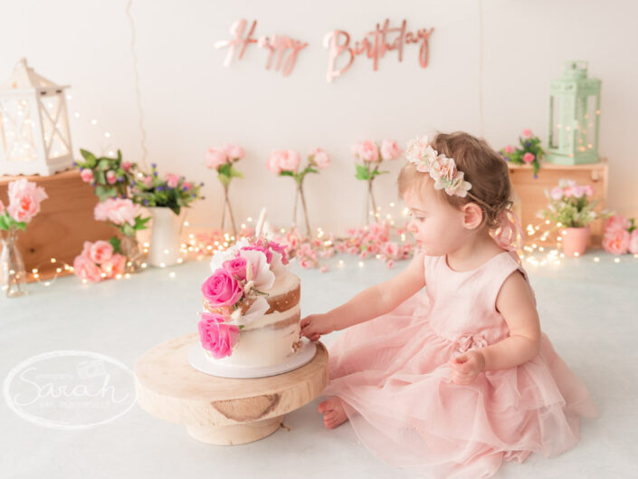 Cakesmash fotografie, eerste verjaardag, eerste verjaardagstaart, taartsmash, eerste stukje taart, Sarah Van Ruyssevelt Photography