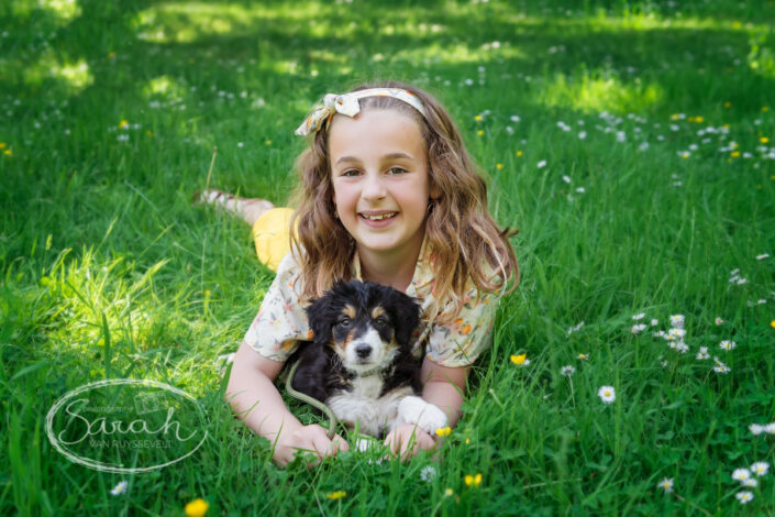 meisje dat haar lentefeest doet poseert met haar puppy, Sarahvrphotography