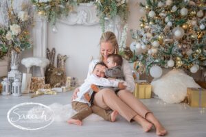 gezinsfotoshoot in kerstfotoshoot bij Sarah Van Ruyssevelt Photography