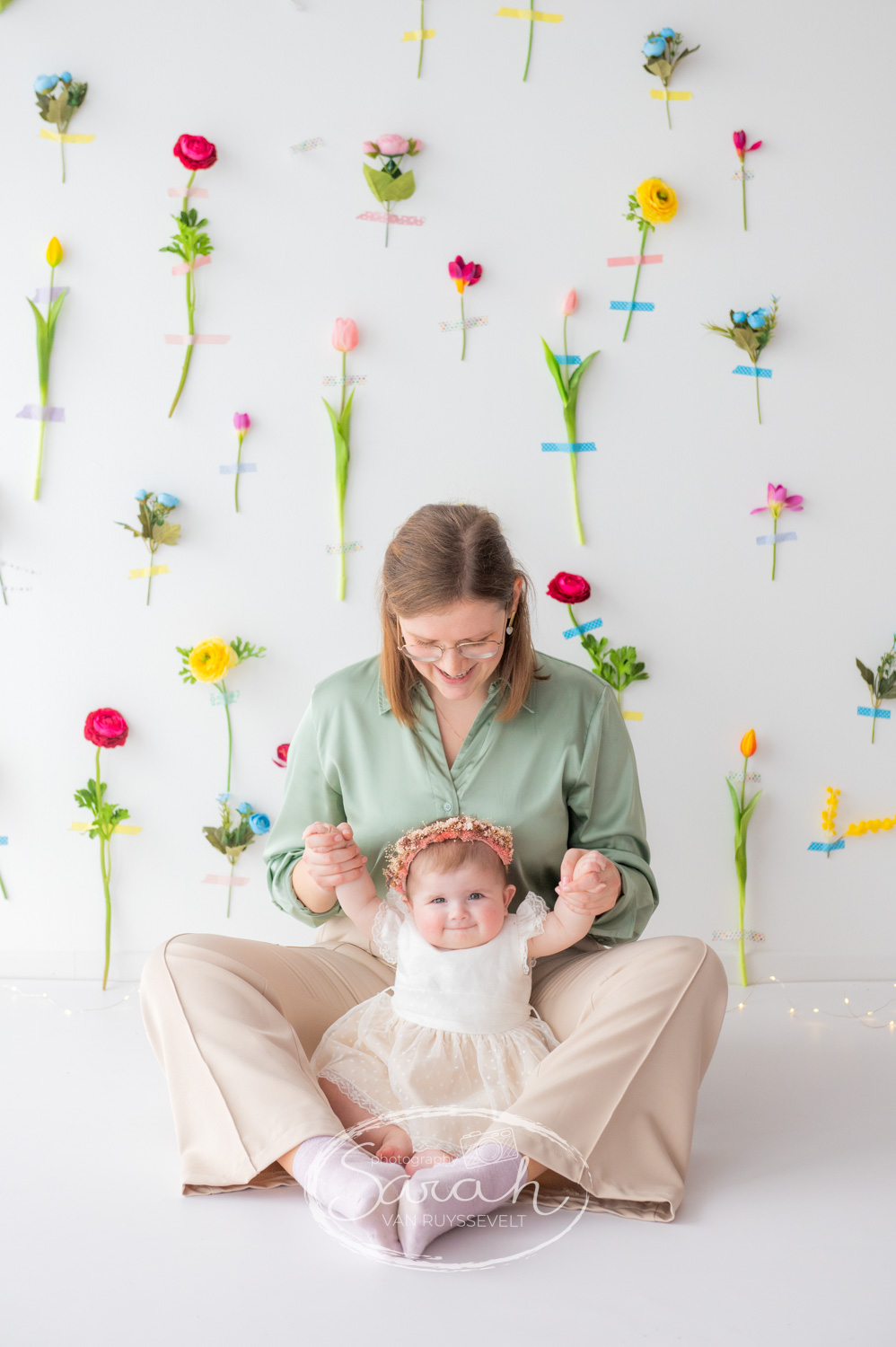 lenteshoot met baby en mama in lente decor bij fotograaf Sarah Van Ruyssevelt Photography
