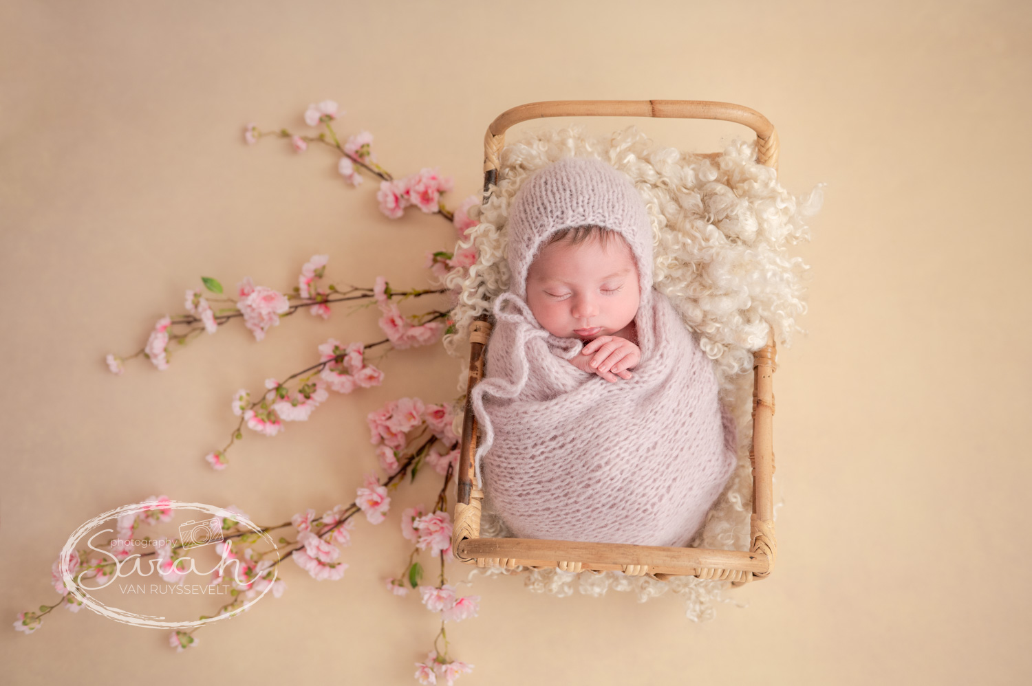 newborn fotoshoot door babyfotograaf Sarah Van Ruyssevelt Photography met Anne Geddes feelings. © Sarah Van Ruyssevelt Photography
